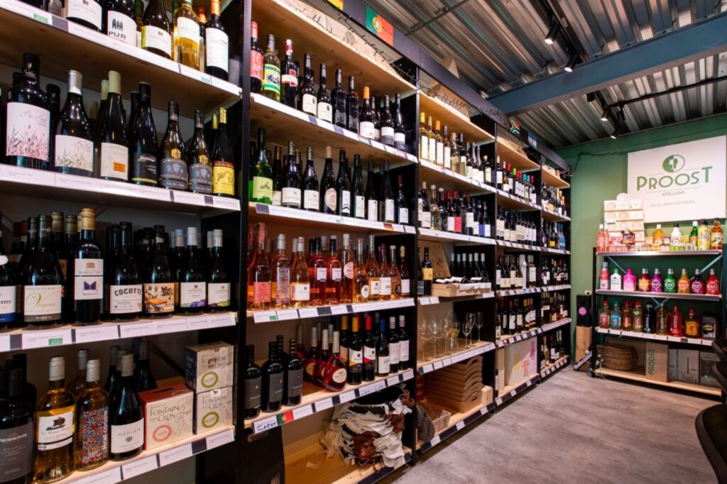 De winkel van Proost Kollum aan de Voorstraat